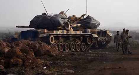 Xe tăng và binh sĩ Thổ Nhĩ Kỳ ở khu vực giáp biên giới Syria. Xe tăng và binh sĩ Thổ Nhĩ Kỳ ở khu vực giáp biên giới Syria.