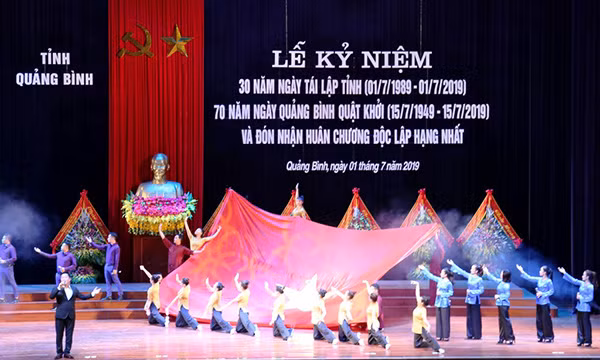 Chương trình văn nghệ chào mừng 30 năm tái lập tỉnh Quảng Bình và 70 năm Quảng Bình quật khởi.