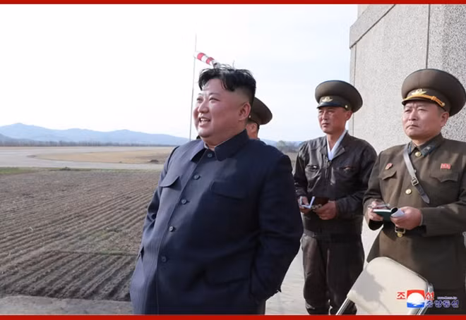 Nhà lãnh đạo Kim Jong-un thị sát Đơn vị số 1017 thuộc Lực lượng Hàng không và Phòng không của Quân đội Nhân dân Triều Tiên hôm 16-4. Ảnh: KCNA.