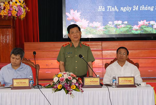 Thứ trưởng Nguyễn Văn Sơn phát biểu chỉ đạo tại buổi làm việc.