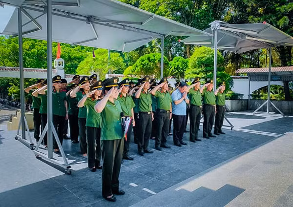Các thành viên công đoàn cơ sở Bệnh viện 19-8 dâng hương tưởng nhớ các anh hùng liệt sĩ tại di tích Ngã ba Đồng Lộc. Các thành viên công đoàn cơ sở Bệnh viện 19-8 dâng hương tưởng nhớ các anh hùng liệt sĩ tại di tích Ngã ba Đồng Lộc.