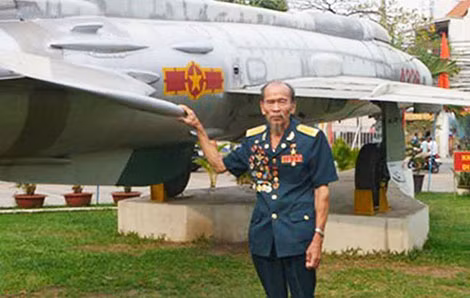 Đại tá, Anh hùng phi công Nguyễn Văn Bảy bên chiếc MIG-17 huyền thoại.