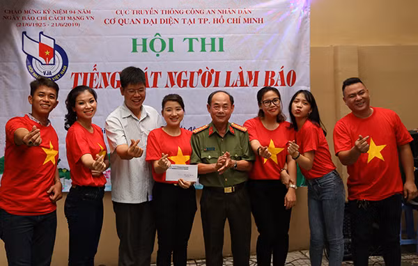 Đại tá Trần Kim Thẩm - Phó Cục trưởng Cục Truyền thông CAND trao giải nhất tốp ca.