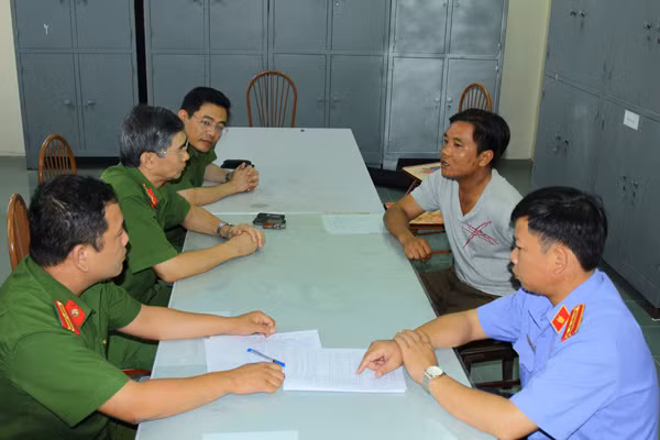 Đại tá Trần Ngọc Hợi, Phó Giám đốc, Thủ trưởng cơ quan CSĐT Công an tỉnh Hà Nam trực tiếp lấy lời khai của nghi phạm Nguyễn Văn Dũng. Đại tá Trần Ngọc Hợi, Phó Giám đốc, Thủ trưởng cơ quan CSĐT Công an tỉnh Hà Nam trực tiếp lấy lời khai của nghi phạm Nguyễn Văn Dũng.