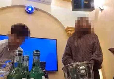 Trong một quán karaoke chuyên dành cho người nước ngoài ở Hà Nội. Trong một quán karaoke chuyên dành cho người nước ngoài ở Hà Nội.
