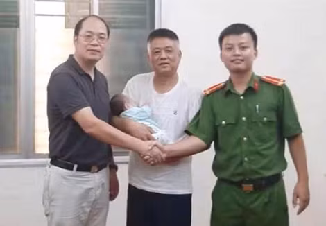 Công an TP Hà Nội trao trả bé trai sơ sinh cho người nước ngoài trong vụ án Tổ chức cho người khác nhập cảnh vào Việt Nam trái phép.