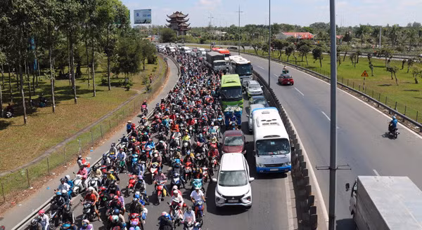 Quốc lộ 1, đoạn đi qua khu vực ĐBSCL, đang “gánh” lượng phương tiện khổng lồ. Quốc lộ 1, đoạn đi qua khu vực ĐBSCL, đang “gánh” lượng phương tiện khổng lồ.