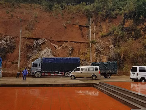 Đường mòn bên cánh gà ở Cửa khẩu Cốc Nam (Lạng Sơn), nơi Hải quan và Bộ đội Biên phòng lập chốt gác để ngăn hàng lậu. Đường mòn bên cánh gà ở Cửa khẩu Cốc Nam (Lạng Sơn), nơi Hải quan và Bộ đội Biên phòng lập chốt gác để ngăn hàng lậu.