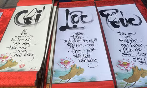 Chữ được bày bán.