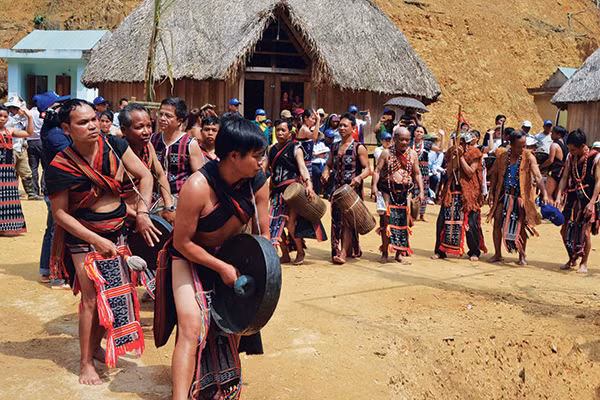 Lễ hội tạ ơn rừng đầu tiên năm 2018, tại làng du lịch sinh thái pơ mu ở Tây Giang.
