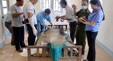 Cơ quan tố tụng đang tổ chức pháp y tử thi một vụ án.