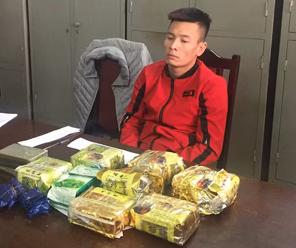 Đối tượng Phùng Tuấn Anh và tang vật.