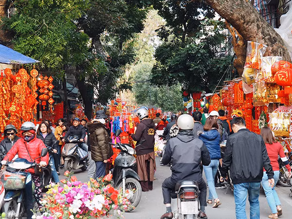 Những ngày cận Tết, lượng khách tìm đến phố Hàng Mã để mua sắm đồ trang trí ngày càng đông, khiến không khí tại đây rất nhộn nhịp. Những ngày cận Tết, lượng khách tìm đến phố Hàng Mã để mua sắm đồ trang trí ngày càng đông, khiến không khí tại đây rất nhộn nhịp.