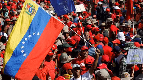 Người dân Venezuela ủng hộ chính sách phá vây của Chính phủ. Ảnh: Aljazeera.