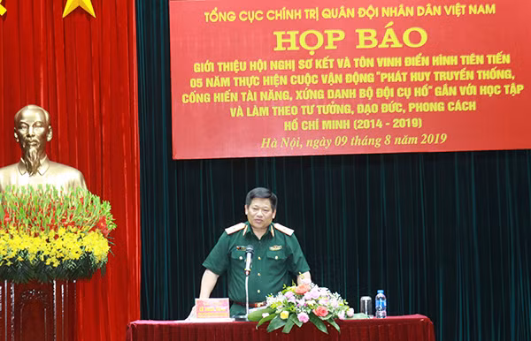 Thiếu tướng Lê Xuân Sang chủ trì cuộc họp báo.