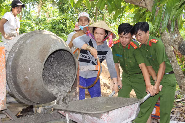 Đoàn viên thanh niên Công an TP Cần Thơ tham gia xây dựng đường giao thông nông thôn trên địa bàn huyện Phong Điền.