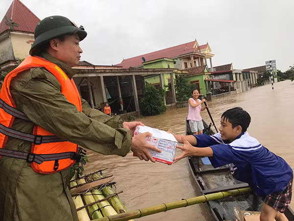 Công an thị xã Ba Đồn trao quà cứu trợ đến tận tay người dân vùng lũ. Công an thị xã Ba Đồn trao quà cứu trợ đến tận tay người dân vùng lũ.