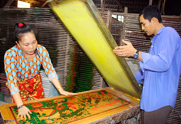 Tranh kính Cù lao Ông Chưởng không còn được thị trường ưa chuộng như trước.