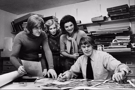 Jackie với các đồng nghiệp tại tòa soạn báo Viking ở New York vào năm 1977. Ảnh nguồn: Betty Mann/ Getty Images.