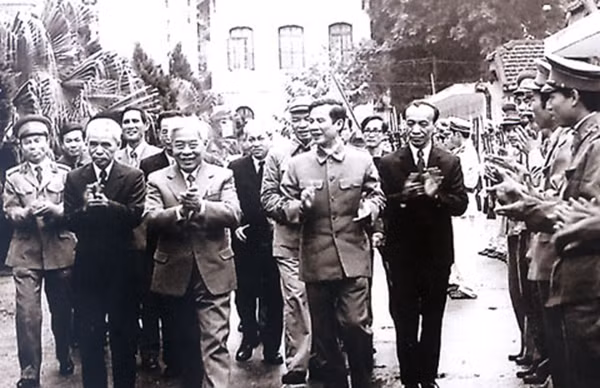 Đồng chí Phạm Hùng cùng lãnh đạo Bộ Công an đến thăm và chúc Tết cán bộ, chiến sĩ Công an Hà Nội (Xuân Quí Hợi - 1983). Ảnh tư liệu.
