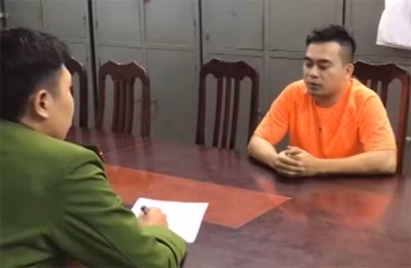 Tùng tại cơ quan Công an.