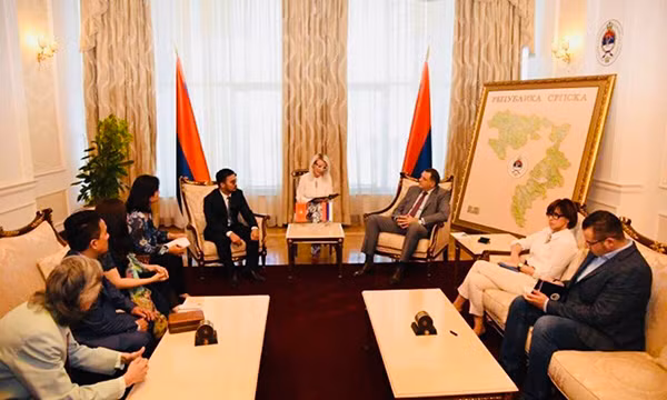 Tỷ phú Mai Vũ Minh trong buổi làm việc với Tổng thống Bosnia-Herzegovina Milorad Dodik. Tỷ phú Mai Vũ Minh trong buổi làm việc với Tổng thống Bosnia-Herzegovina Milorad Dodik.