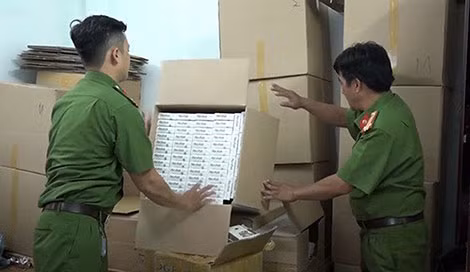 Các cán bộ Công an kiểm tra số thực phẩm chức năng giả. Các cán bộ Công an kiểm tra số thực phẩm chức năng giả.