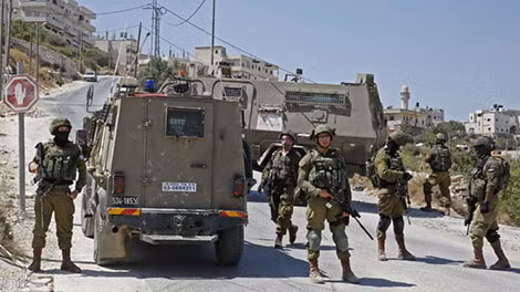 Lính Israel bảo vệ các khu định cư của người Israel ở Bờ Tây. Ảnh: CNN.