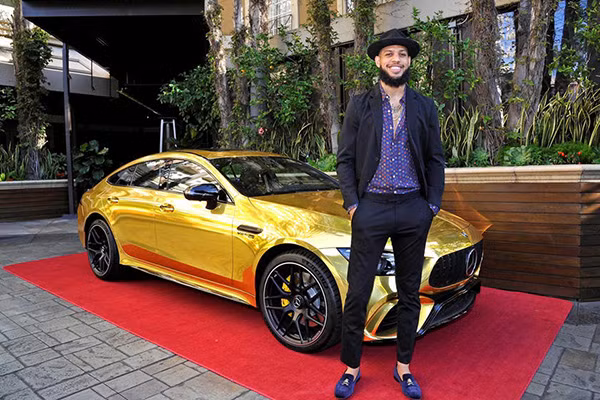 Các ngôi sao điện ảnh tạo dáng bên chiếc xe Mercedes-AMG GT 63 Coupe mạ vàng.