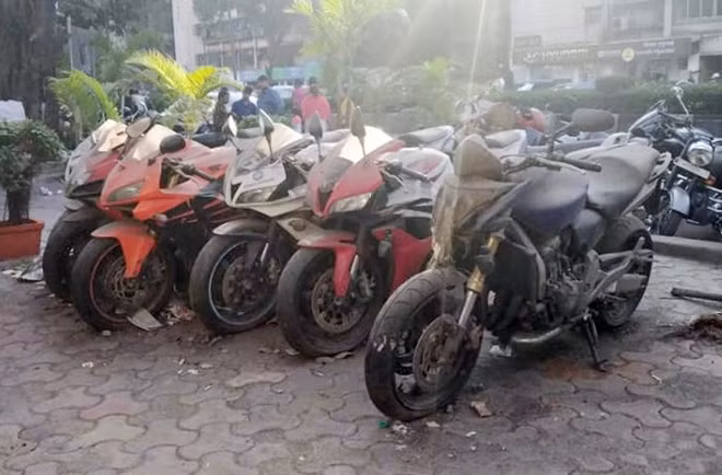 Những chiếc mô tô đắt tiền bị vứt chỏng chơ, phủ bụi ở Đồn Cảnh sát Andheri.