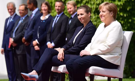 Thủ tướng Đức Angela Merkel ngồi cùng Thủ tướng Đan Mạch Mette Frederiksen trong nghi thức duyệt đội quân danh dự hôm 11-7.