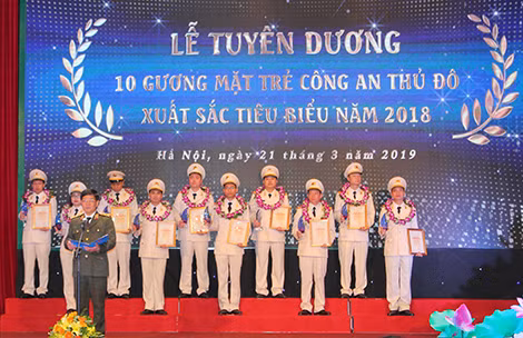 Thiếu tá Lê Trọng Hiếu trong lễ tuyên dương 10 gương mặt trẻ công an thủ đô xuất sắc tiêu biểu năm 2018.
