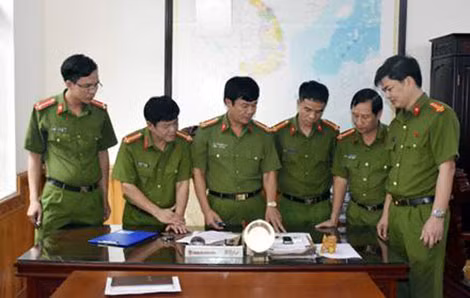 Thượng tá Lê Khắc Minh (thứ 3 từ trái sang) cùng đồng đội bàn bạc phương án đấu tranh với đối tượng phạm tội.