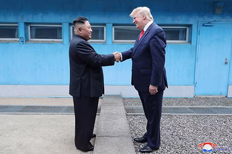 Cái bắt tay lịch sử của Tổng thống Mỹ Donald Trump và Chủ tịch Triều Tiên Kim Jong-un tại đường giới tuyến ở DMZ. Ảnh: Tampa Bay Times.