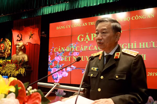 Bộ trưởng Tô Lâm phát biểu chúc mừng các đồng chí nguyên cán bộ Công an cấp cao tại buổi gặp mặt.