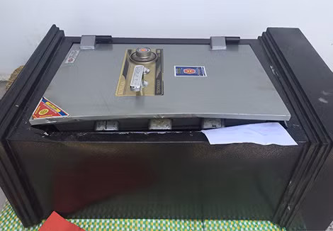 Két sắt bị các đối tượng phá.