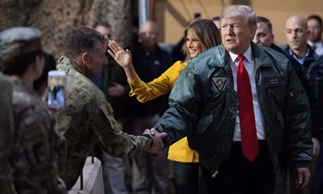 Tổng thống Donald Trump và phu nhân bất ngờ thăm Iraq ngày 26-12. Tổng thống Donald Trump và phu nhân bất ngờ thăm Iraq ngày 26-12.