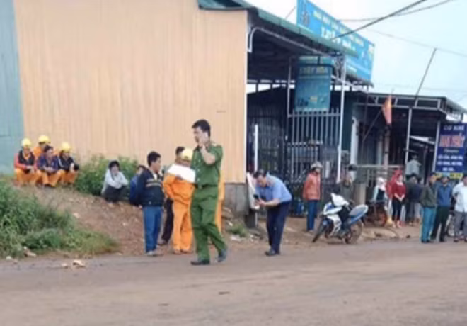 Các cơ quan chức năng đang khám nghiệm hiện trường