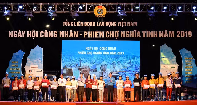 Phó Chủ tịch nước cùng lãnh đạo TP Hải Phòng tặng quà cho công nhân.