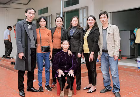 Chị Điều (đứng thứ 2 từ trái qua) đoàn tụ trong vòng tay gia đình.