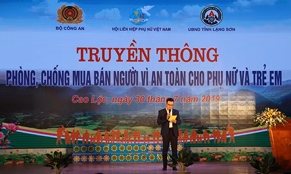 Nhiều người dân hăng hái tham gia hoạt động truyền thông PC mua bán người tổ chức tại huyện Cao Lộc.