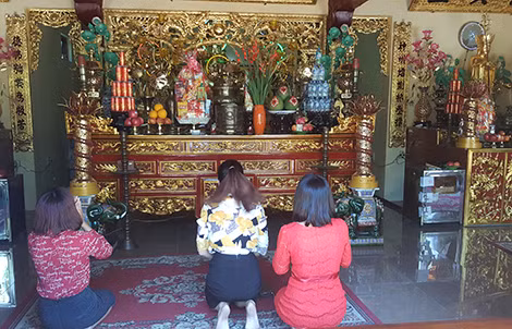 Nhiều cô gái mặc váy ngắn vẫn tự nhiên vào lễ Phật.