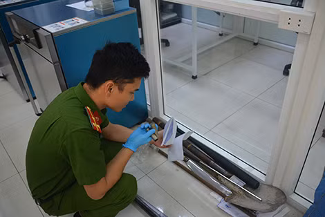 Các mẫu vật được niêm phong chặt chẽ trước khi tiến hành giám định.