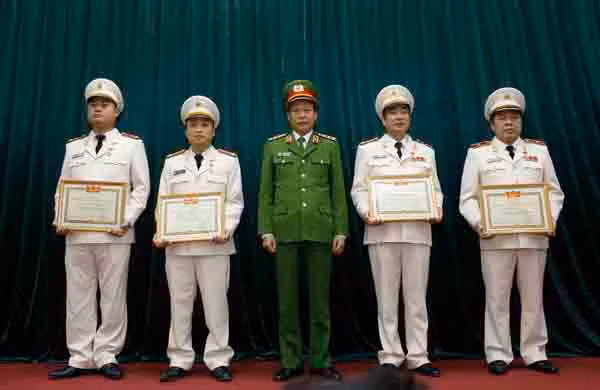 Thứ trưởng Lê Qúy Vương trao danh hiệu Chiến sĩ Thi đua toàn lực lượng cho các cá nhân tiêu biểu.