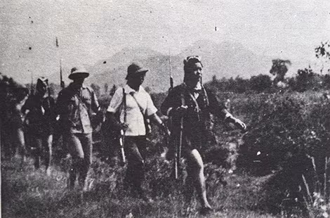 Nữ dân quân người Dao Thanh Phán ở Đồng Văn, Bình Liêu cùng bộ đội tuần tra biên giới. Ảnh: Tư liệu.