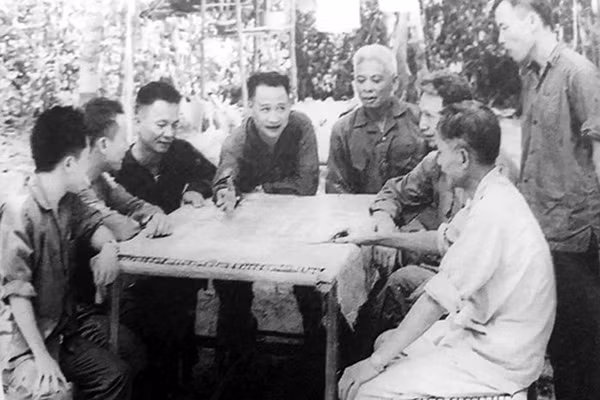 Trung tướng Trần Văn Trà - Tư lệnh Bộ Chỉ huy miền Nam (người đang chỉ tay trên bản đồ) và Tham mưu trưởng Lê Đức Anh (người ngồi bên phải Trung tướng Trần Văn Trà) trong cuộc họp Bộ Chỉ huy miền Nam tại Căn cứ Lộc Ninh (Bình Phước) năm 1972. Ảnh: T.L.