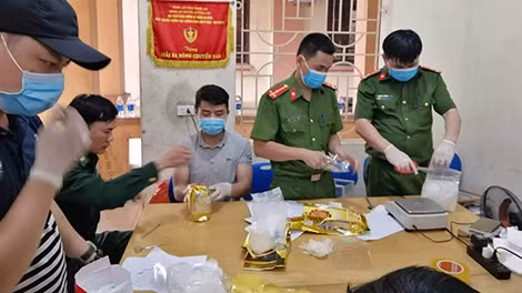 Cơ quan Công an kiểm đếm, giám định số ma túy bỏ bên đường ở Nghệ An.