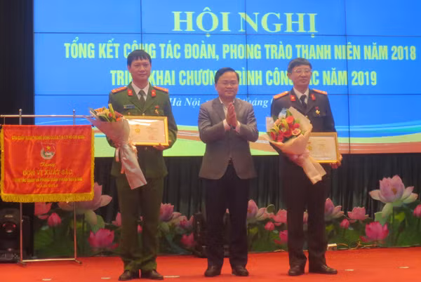 Đồng chí Nguyễn Anh Tuấn trao Kỷ niệm chương “Vì thế hệ trẻ” tặng các cá nhân.