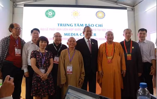 Phó Thủ tướng Thường trực Trương Hòa Bình, Thứ trưởng Bộ Công an Bùi Văn Nam và Bí thư tỉnh ủy Hà Nam Nguyễn Đình Khang cùng Ban truyền thông GHPG Việt Nam và đại diện phóng viên báo chí.