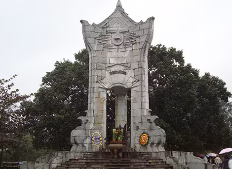 Tượng đài chính khu trung tâm Nghĩa trang Liệt sĩ Trường Sơn.